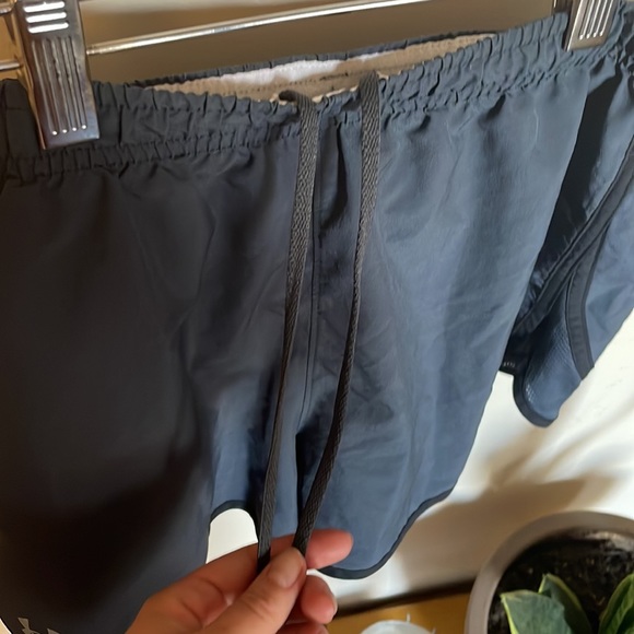 Under Armour Running Shorts - Picture 3 of 4